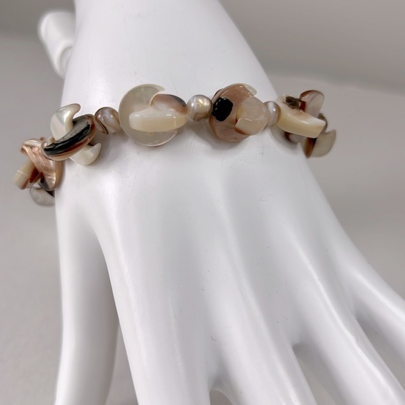 Newly Handmade Beaded Woman’s Bracelet with Shells and Moukite beads - Picture 3 of 5